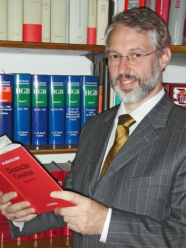 Anwaltsständer mit Erbrechtbuch